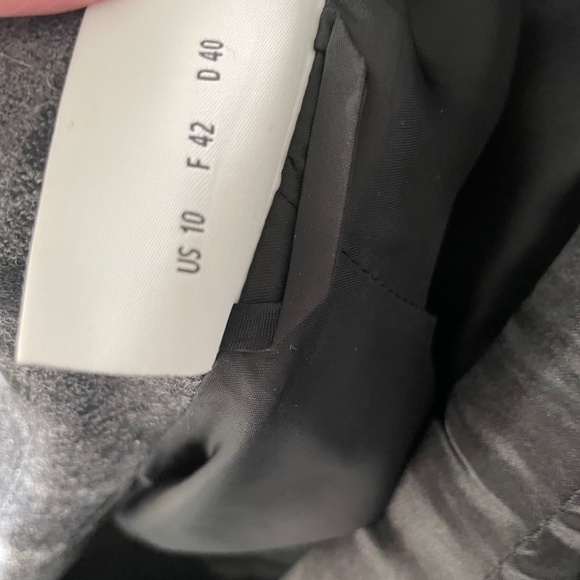 AKRIS Punto  Lovely, charcoal, plaid blazer. 100% wool.   Medium. - Picture 11 of 11